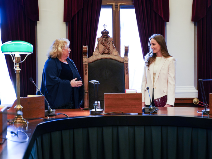Prinsessen får en orientering om domstolens virksomhet av høyesterettsjustitiarius Toril Marie Øie. Foto: Liv Anette Luane, Det kongelige hoff